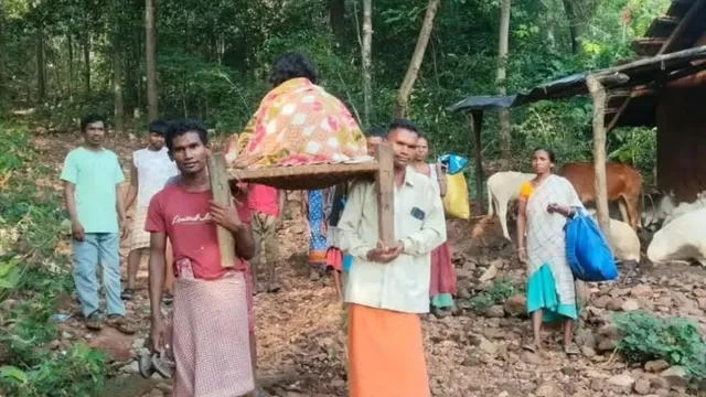 Jharkhand News: सड़क नहीं, तो खटिया बनी एंबुलेंस, प्रसव पीड़ा से कराहती गर्भवती को 2 KM तक ढोकर अस्पताल पहुंचाया