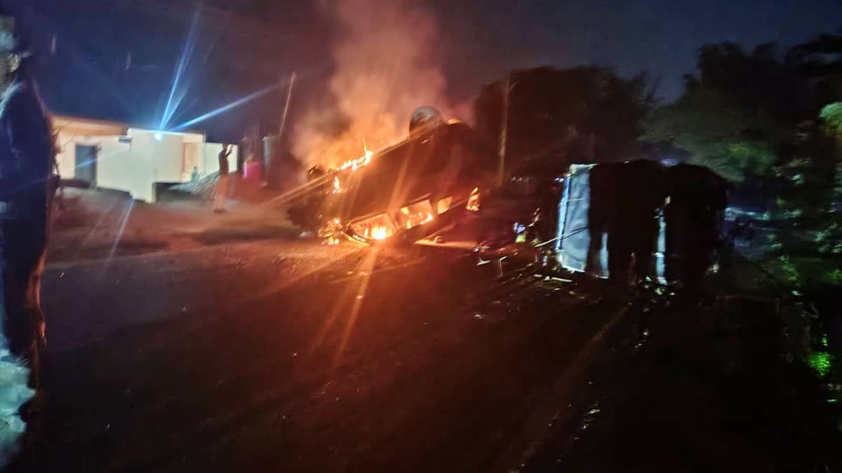 Giridih News: गिरिडीह में भीषण सड़क हादसा, एक की मौत और 12 लोग घायल, आक्रोशित लोगों ने कार में लगाई आग