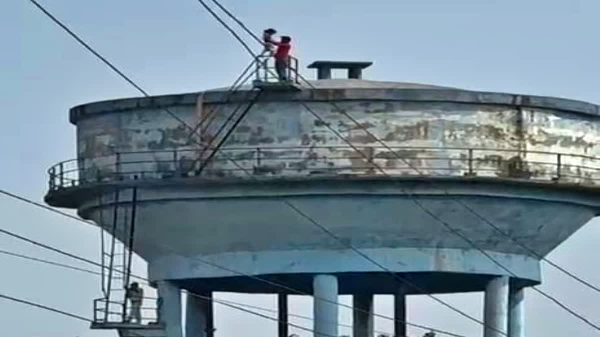 Giridih News: 120 फीट ऊंची पानी की टंकी पर 4 साल के बेटे को लेकर चढ़ा युवक, बच्चे को फेंकने की देता रहा धमकी, 3 घंटे बाद सुरक्षित उतारा