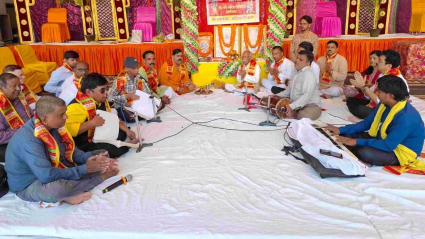 गोरखपुर: ब्रेल लिपि से सुंदरकांड का पाठ करते हैं 8 दृष्टिबाधित युवा, 15 साल से कर रहे रामभक्ति