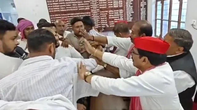 गोरखपुर कुर्सी विवाद: सपा जिलाध्यक्ष और पूर्व मंत्री समेत 12 पर मुकदमा दर्ज, शस्त्र लाइसेंस निरस्तीकरण की प्रक्रिया शुरू