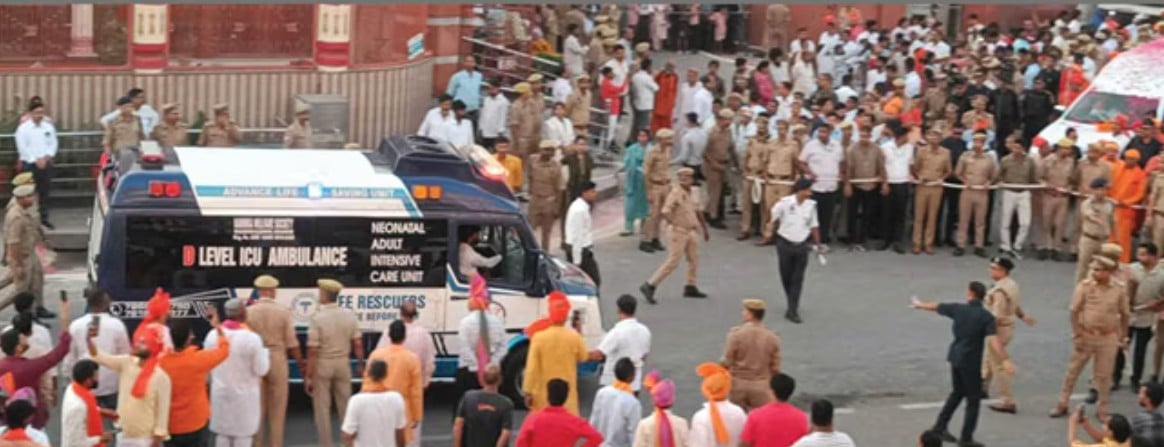 विजयादशमी शोभायात्रा के दौरान अचानक क्यों रुका सीएम योगी का काफिला? वजह उड़ा देगी आपके होश, जानें मामला