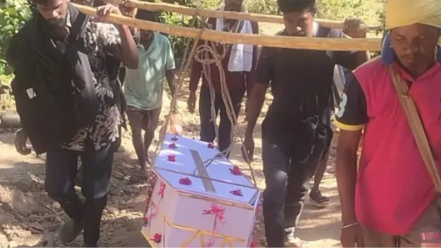 Gumla News : गुमला में सड़क की बदहाली की दर्दनाक तस्वीर, 65 वर्षीय महिला का शव 2 किमी तक कंधे पर ढोते रहे परिजन