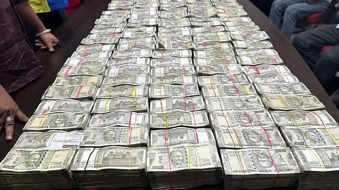 कार के दरवाजों में बना था ‘गुप्त तहखाना’, जब आयकर टीम ने खोला तो… मिले ₹2.65 करोड़, देखकर अधिकारी भी हैरान