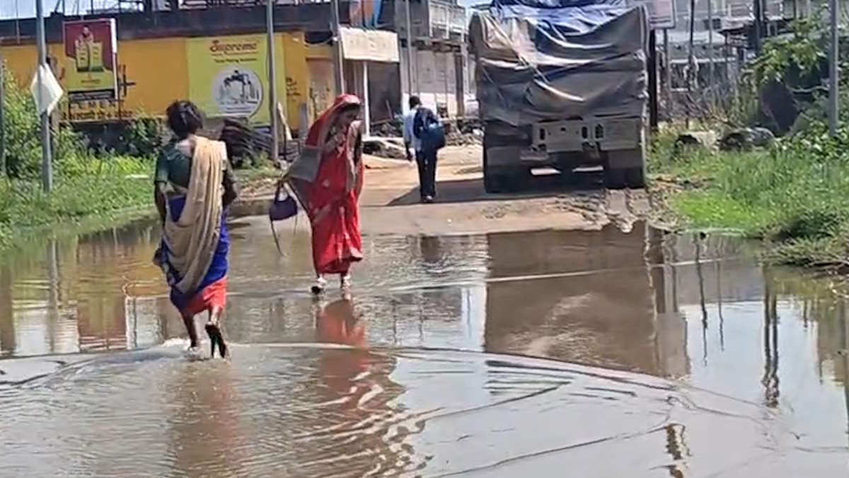जिला अस्पताल में इलाज के लिए गंदे पानी से गुजरने की मजबूरी, अस्पताल प्रबंधन के साथ प्रशासन भी मान रहा चूक, लेकिन…