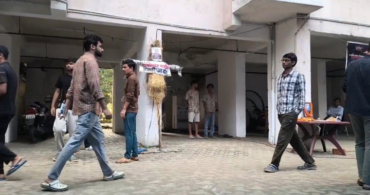 Ranchi IIIT Protest: छात्र आदित्य की मौत के बाद तीसरे दिन भी आंदोलन, निदेशक के इस्तीफे पर अड़े विद्यार्थी