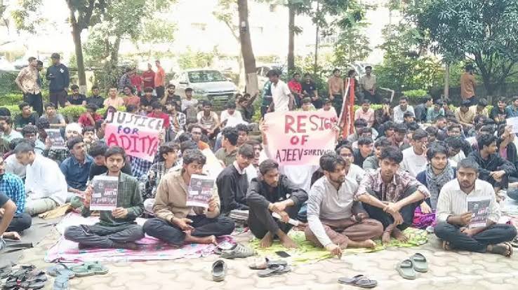 Ranchi News: ट्रिपल IT रांची में छात्र की मौत से मचा बवाल, मेडिकल इमरजेंसी व्यवस्था पर गंभीर सवाल,निदेशक के इस्तीफे की मांग