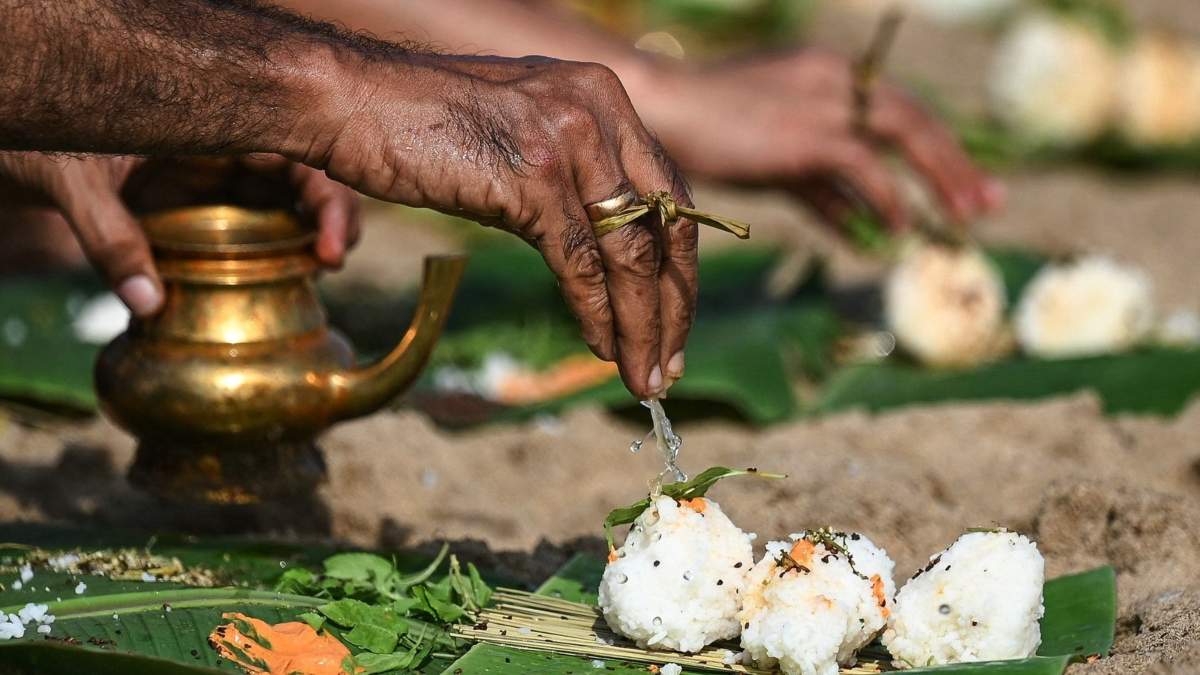 सर्व पितृ अमावस्या: जिन पितरों की तिथि न हो ज्ञात, वे करें यह विशेष उपाय; खुशी-खुशी होगी पितरों की विदाई…