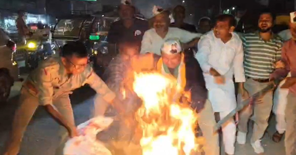 राहुल-प्रियंका की हिरासत पर भड़की कांग्रेस, डीडीयू नगर में CEC के खिलाफ प्रदर्शन कर जताया विरोध