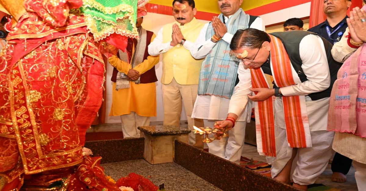 बाबा विश्वनाथ के दरबार में धामी, विधिवत पूजा कर की सुख-समृद्धि की कामना