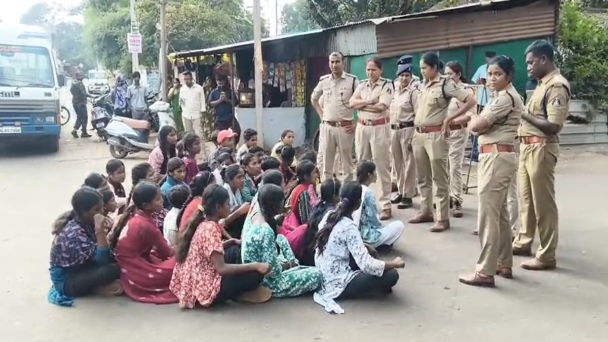 पानी मांग रहे ग्रामीणों पर कार्रवाई से बवाल : पुलिस ने माता-पिता को उठाया तो सड़क पर उतरे बच्चे, थाने के सामने कर रहे प्रदर्शन, देखें VIDEO…