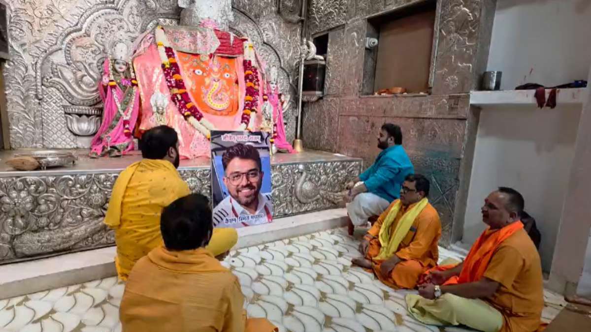 दुबई-तेल अवीव फ्लाइट हादसे में घायल कैप्टन स्मित के जल्द स्वस्थ होने की कामनाः इंदौर खजराना गणेश मंदिर में पुजारियों ने की विशेष पूजा-अर्चना