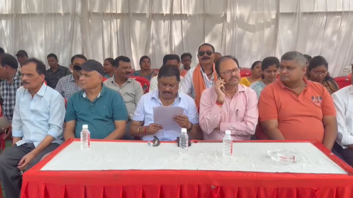 नगरीय निकाय कर्मचारियों का हल्लाबोल, पदोन्नति और पुरानी पेंशन बहाली समेत 18 सूत्रीय मांगों को लेकर दिया धरना