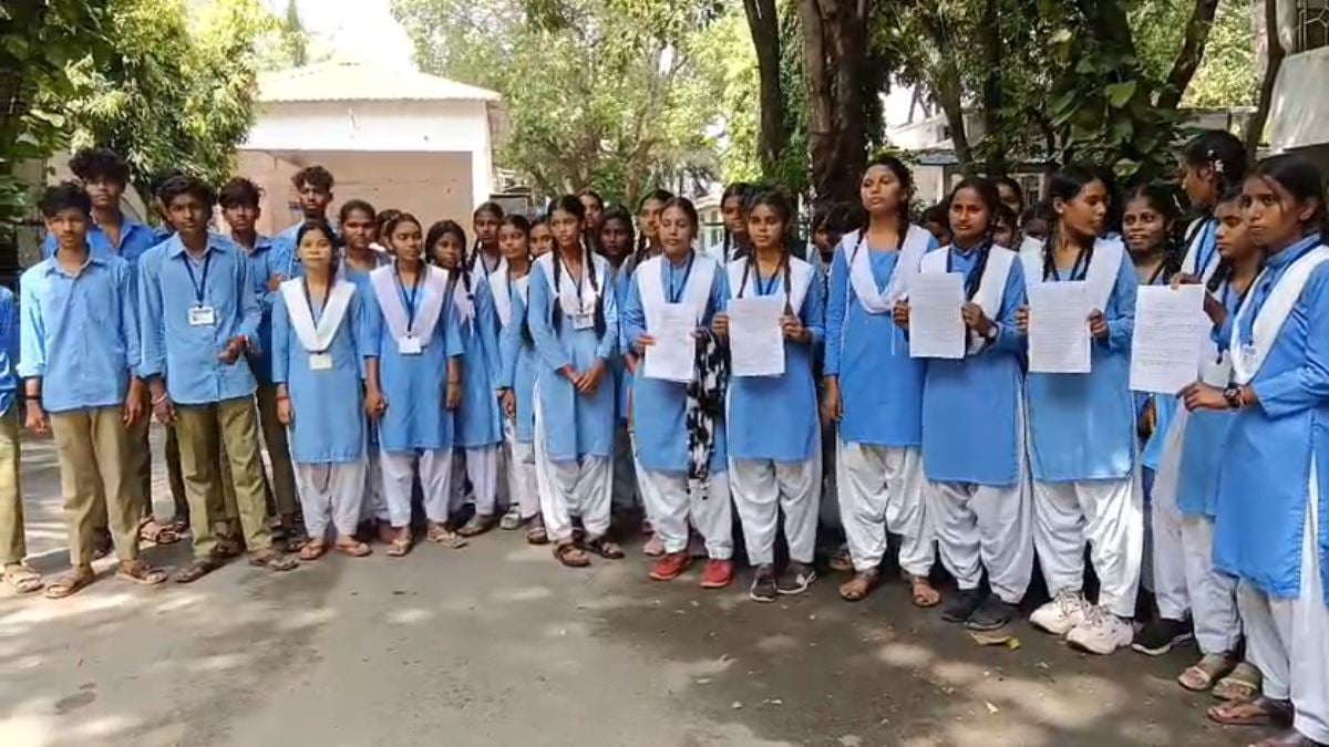 छात्रों ने प्रिंसिपल-शिक्षिका के खिलाफ खोला मोर्चा, अभद्र व्यवहार और प्रताड़ना का लगाया आरोप, कलेक्टर-डीईओ से की शिकायत