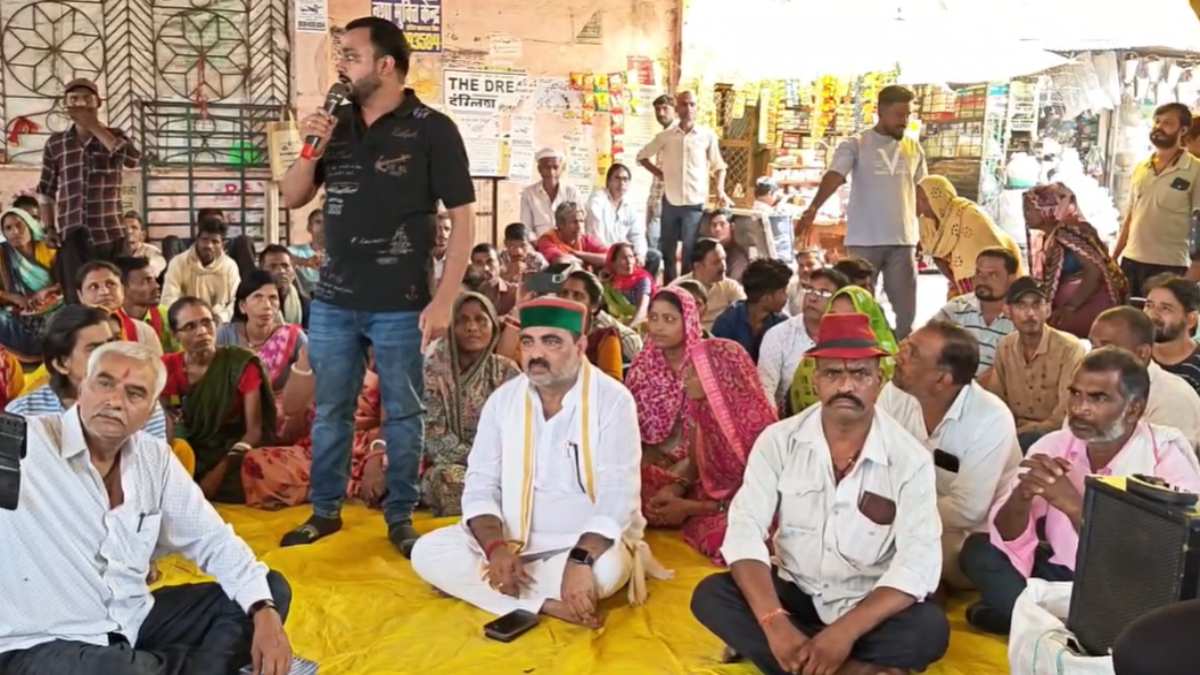 जिला कांग्रेस को ‘चुल्लू भर पानी में डूब मरना चाहिए’: बस स्टैंड शिफ्टिंग पर हंगामा धरने पर बैठे छोटे व्यापारी, कांग्रेस नेताओं ने अपनी ही पार्टी पर साधा निशाना
