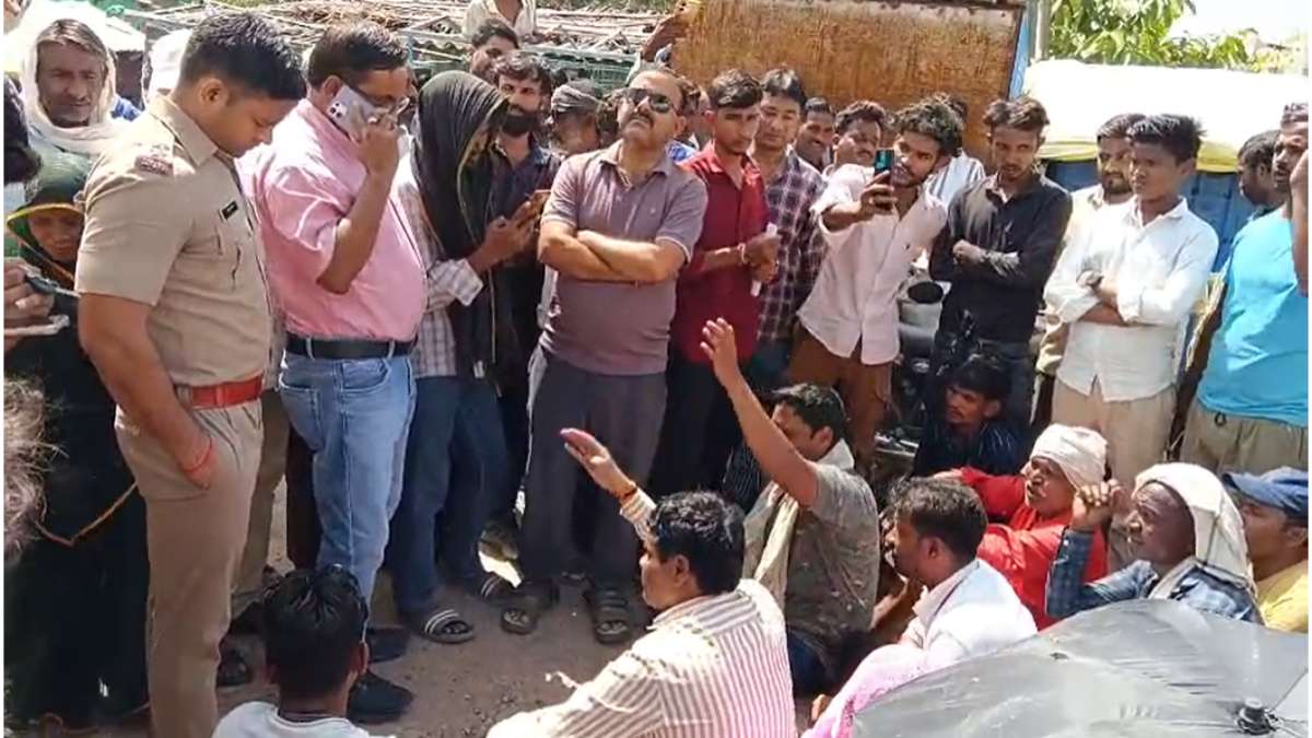 शादी के 90 दिन बाद उजड़ा सुहागः सांप काटने के बाद नहीं मिला इलाज, ग्रामीणों ने किया चक्काजाम