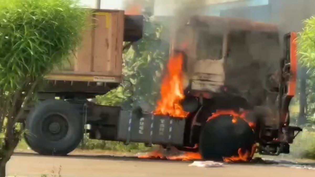 Video: नेशनल हाईवे पर खड़े ट्रेलर में लगी भीषण आग, मची अफरा-तफरी