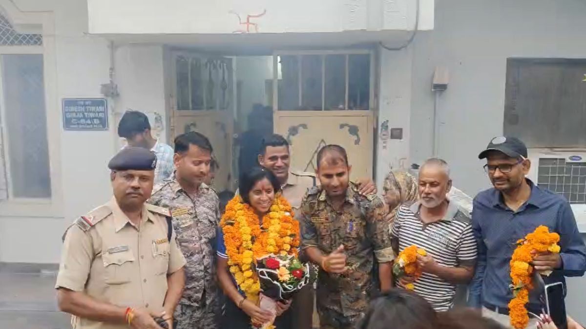 एशियन गेम्स में गोल्ड जीतकर लौटीं भारतीय महिला हॉकी खिलाड़ी इशिका चौधरीः ग्वालियर एयरपोर्ट पर परिजनों और अकादमी के सदस्यों ने किया स्वागत