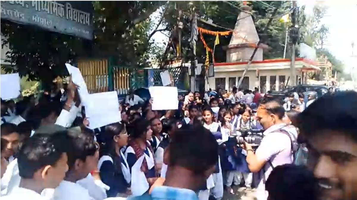 शासकीय स्कूल के बच्चों का फूटा गुस्साः फिजिक्स टीचर पर घरेलू काम कराने, रॉड से पीटने और पैसे मांगने के गंभीर आरोप, सड़क पर हल्लाबोल