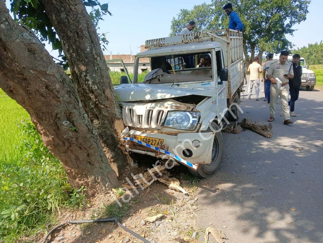 CG में भीषण सड़क हादसा: पेड़ से टकराई अनियंत्रित पिकअप, 2 की मौत, 9 गंभीर रूप से घायल