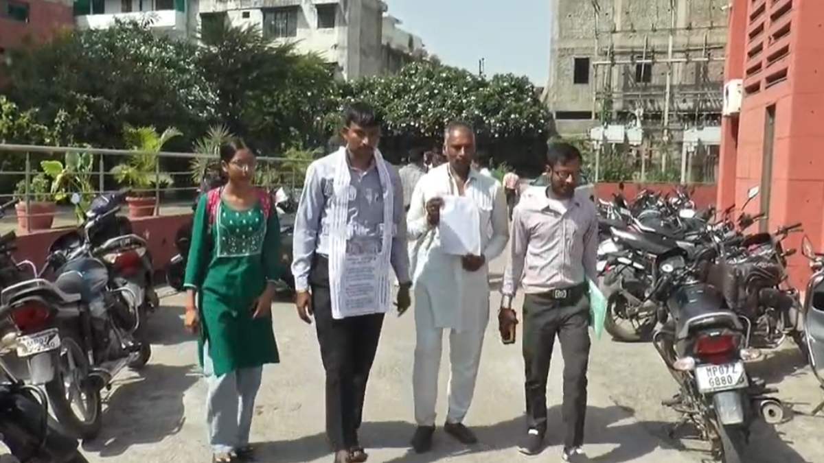 रिश्वत के खिलाफ अनोखा प्रदर्शनः गले में 500 रुपये का नोट लटकाकर निगम पहुंचा, कैंसर पीड़ित पिता के इलाज के नाम पर घूस मांगने का आरोप