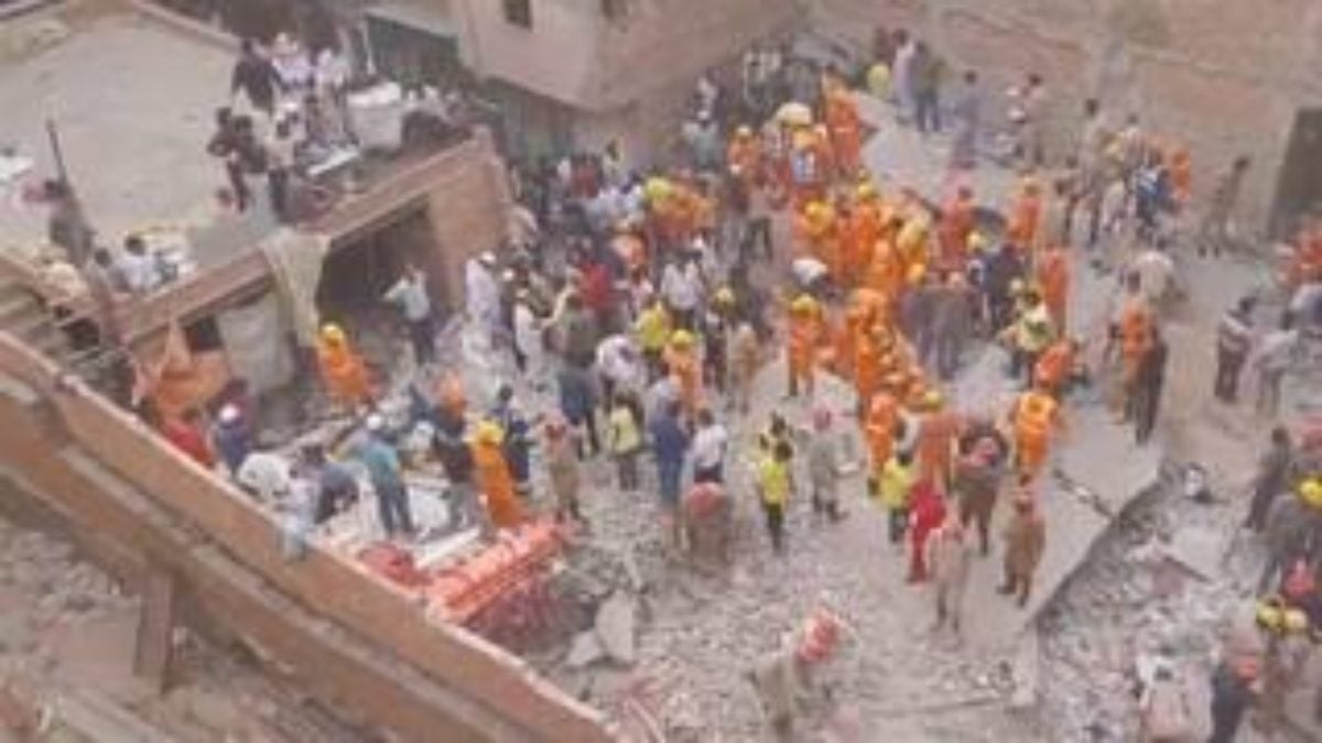 Delhi Seemapuri Building Collapse: दिल्ली में फिर भरभराकर गिरी 4 मंजिला बिल्डिंग, 15 से ज्यादा लोग दबे, रेस्क्यू जारी