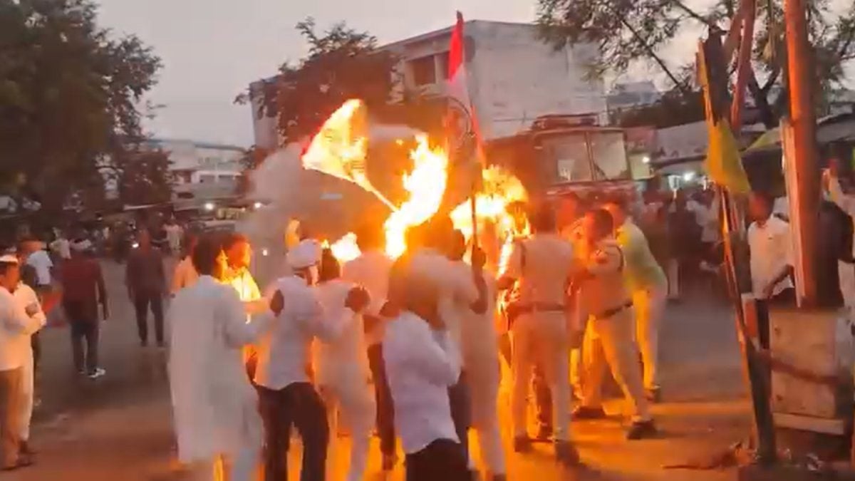 पुतला दहन के दौरान बड़ा हादसाः विरोध प्रदर्शन में आग की चपेट में आया कांग्रेस कार्यकर्ता, वीडियो हुआ वायरल