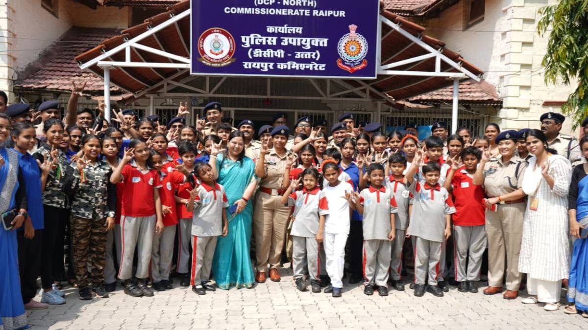 रायपुर पुलिस कमिश्नरेट की संवेदनशील पहल: नॉर्थ जोन के विवेचकों ने सीखी सांकेतिक भाषा, मूक-बधिर बच्चों ने जाना पुलिस का कामकाज