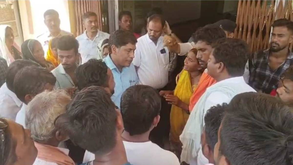 नवजात शिशु की मौत पर बवाल : परिजनों ने PHC में किया हंगामा, नर्सिंग स्टाफ पर लापरवाही का आरोप, CMHO ने कही यह बात