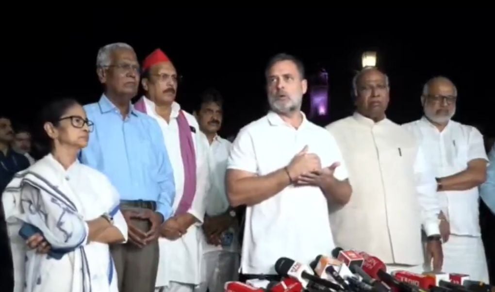 SIR विवाद: राष्ट्रपति द्रौपदी मुर्मू से मिले INDIA गठबंधन के नेता, राहुल गांधी बोले- सोमवार को सुप्रीम कोर्ट को सौंपेंगे ज्ञापन