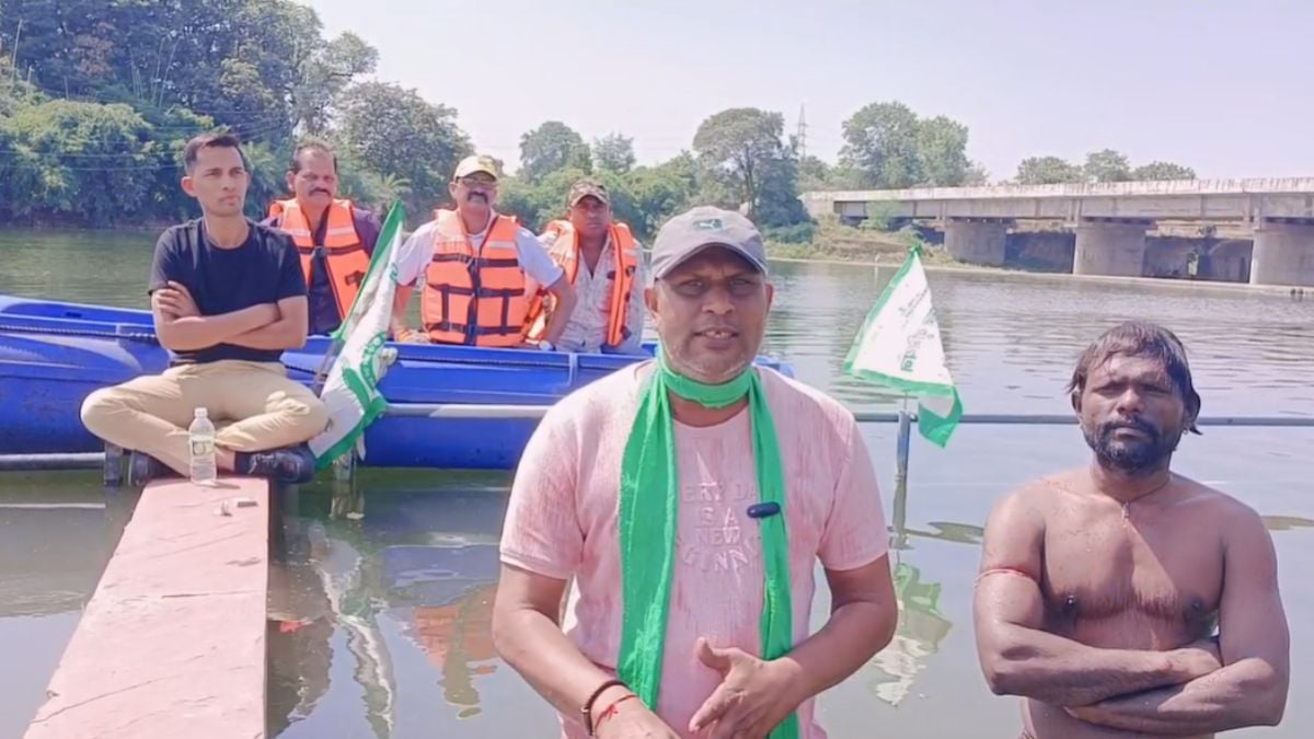 किसानों का ‘जल सत्याग्रह’: नदी में उतरे भाकियू कार्यकर्ता, जिला सूखाग्रस्त घोषित करने सहित 5 सूत्रीय मांगों पर अड़े