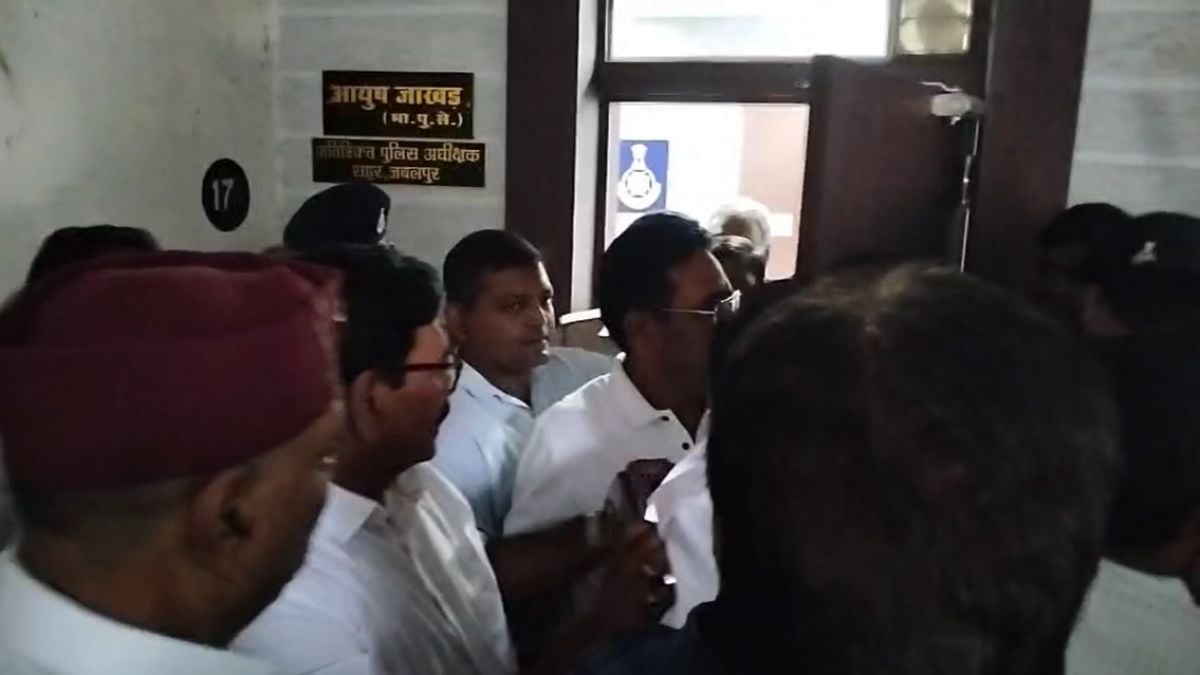 SP ऑफिस में प्रदर्शन के दौरान जमकर हंगामा: एएसपी और कांग्रेस विधायक घनघोरिया के बीच तीखी नोकझोंक
