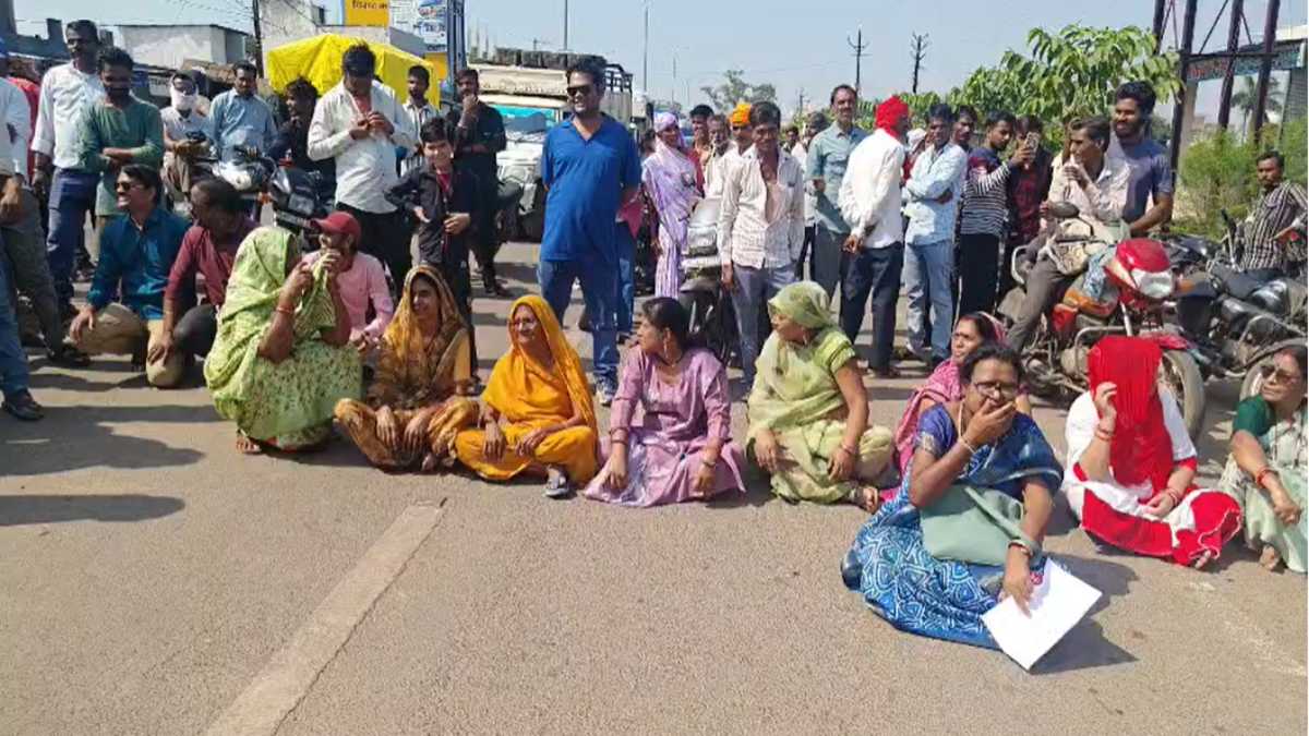 रहवासी कॉलोनी में अस्पताल के संचालन का विरोधः आक्रोशित लोगों ने सड़क पर किया चक्काजाम, सौंपा ज्ञापन