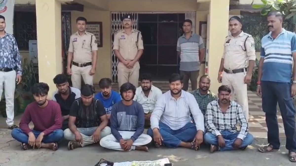 जंगल में सजा था जुए का फड़, पुलिस ने दबिश देकर 9 जुआरियों को दबोचा, कैश, 11 बाइक, एक कार और 8 मोबाइल जब्त