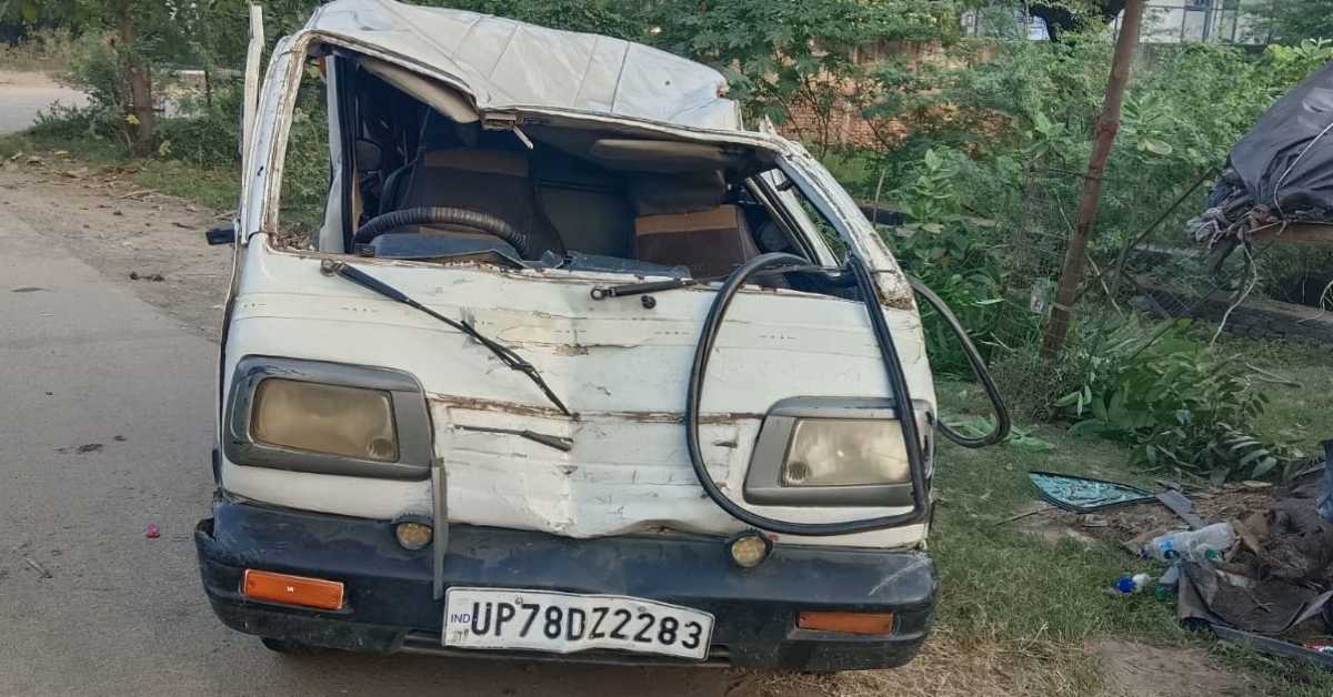 रफ्तार ने लगाया जिंदगी पर ब्रेकः सड़क किनारे खड़े 3 लोगों को कार ने रौंदा, 2 की थमी सांसें, घटना जानकर कांप जाएगी रूह