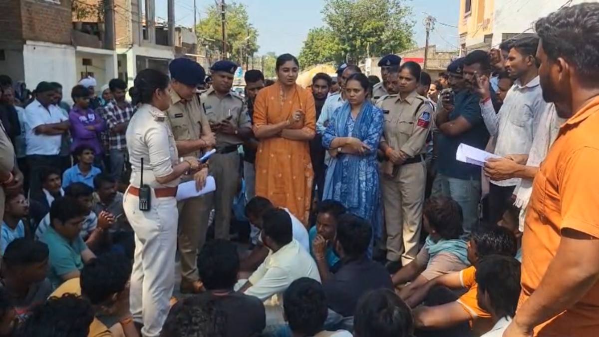 पानी से भरे गड्ढे में 3 मासूमों की मौत का मामलाः परिजनों और ग्रामीणों का फूटा गुस्सा,खंडवा-बड़ौदा हाईवे पर लगाया जाम