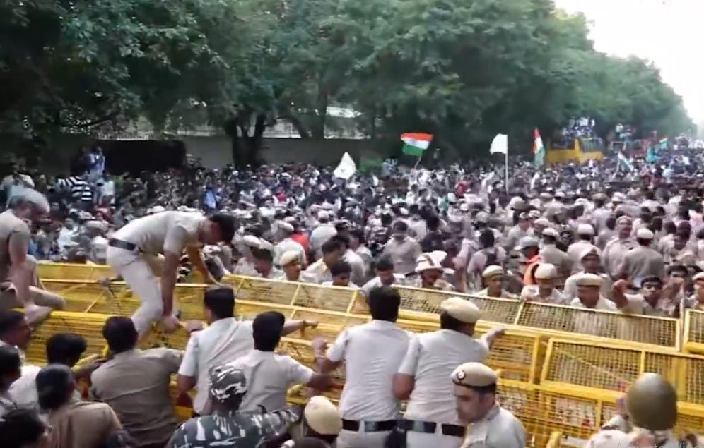 CEC ज्ञानेश कुमार के खिलाफ INDIA ब्लॉक का मार्च, मंडी हाउस में पुलिस ने रोका; राहुल गांधी समेत 11 नेताओं ने दायर की याचिका