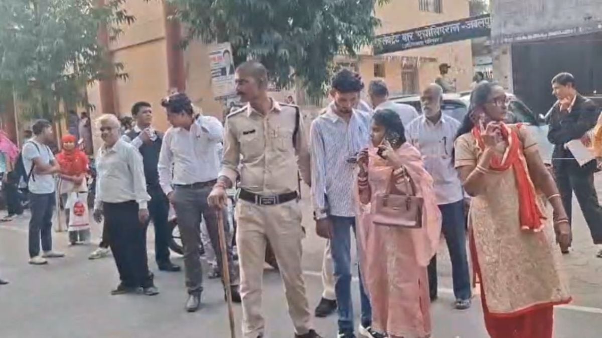 2 अलग-अलग धर्मों के विवाह को लेकर कलेक्ट्रेट में हंगामाः हिंदू धर्म सेना ने रुकवाई शादी, धर्मांतरण का लगाया गंभीर आरोप