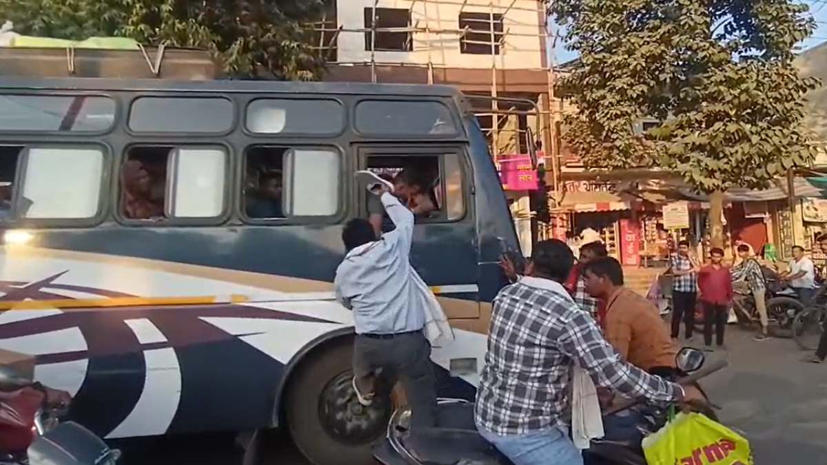 रॉन्ग साइड से आ रहे स्कूटी सवार बाल-बाल बचाः गलती मानने के बजाय ड्राइवर को जूते से पीटा, वीडियो वायरल