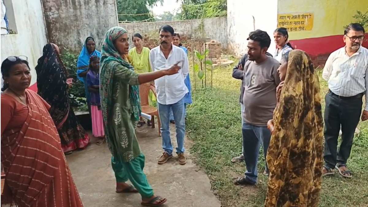 टीचर्स की गुंडागर्दी ! कन्या शाला में नोटिस देने पर भिड़े शिक्षक, जांच करने पहुंची टीम के सामने बुलानी पड़ी पुलिस