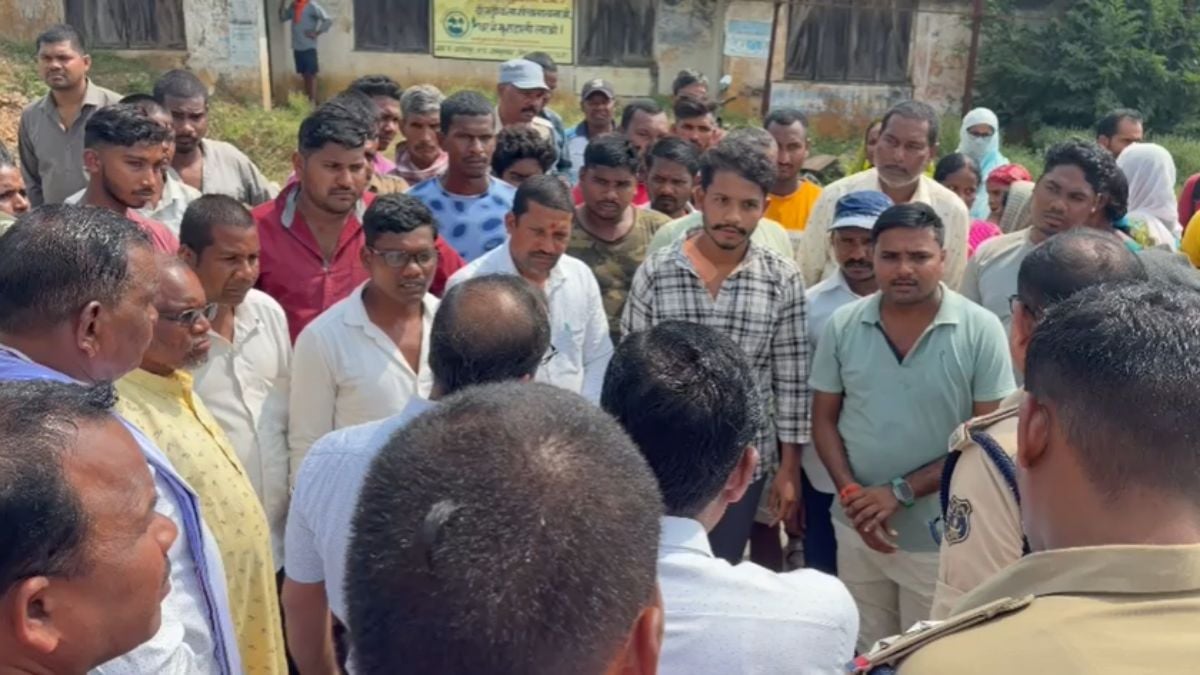बड़ी लापरवाही: PHC में लटका था ताला, गेट के सामने हुआ प्रसव, नवजात की मौत, डॉक्टर और एएनएम निलंबित