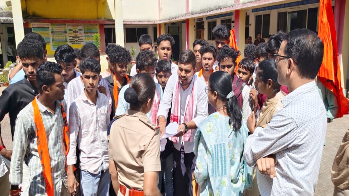 कॉलेज में ABVP का प्रदर्शन, मूलभूत समस्याओं का निराकरण करने की मांग