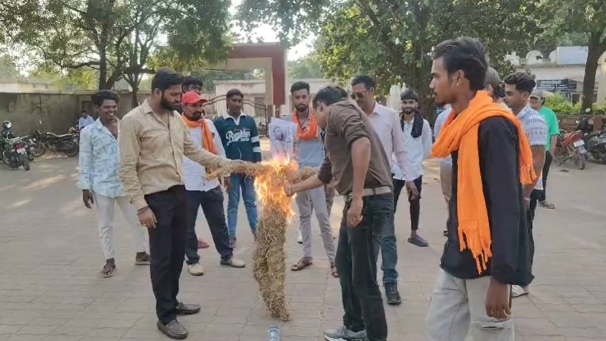 CM सम्राट चौधरी के खिलाफ छत्तीसगढ़ में हिंदू संगठनों का फूटा गुस्सा, VHP-बजरंग दल ने फूंका पुतला