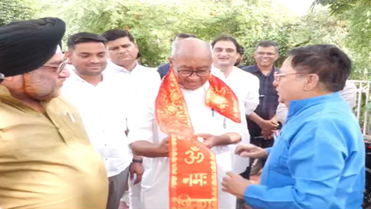 दुपट्टे पर ‘ॐ नमः शिवाय’ देखकर दिग्विजय का सवाल: कामरेड का इससे क्या लेना-देना ? कम्युनिस्ट पार्टी के राजेश शर्मा ने दिया था ओम नमः शिवाय लिखा दुपट्टा