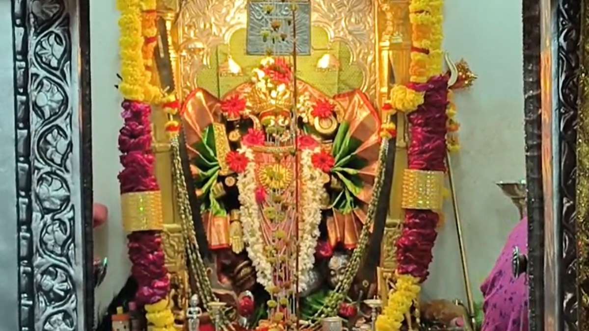 शारदीय नवरात्रिः 1700 साल पुराने गढ़ कालिका मंदिर में अष्टमी पर उमड़ी श्रद्धालुओं की भीड़, दिन में तीन अलग-अलग रूपों में दर्शन देती हैं मां काली