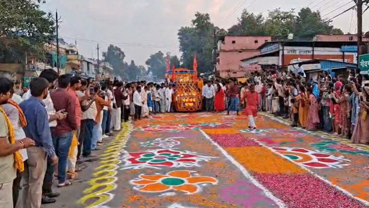 बस्तर दशहरा में शामिल होने मां दंतेश्वरी की डोली और राजछत्र दंतेवाड़ा से रवाना, दी गई भावभीनी विदाई