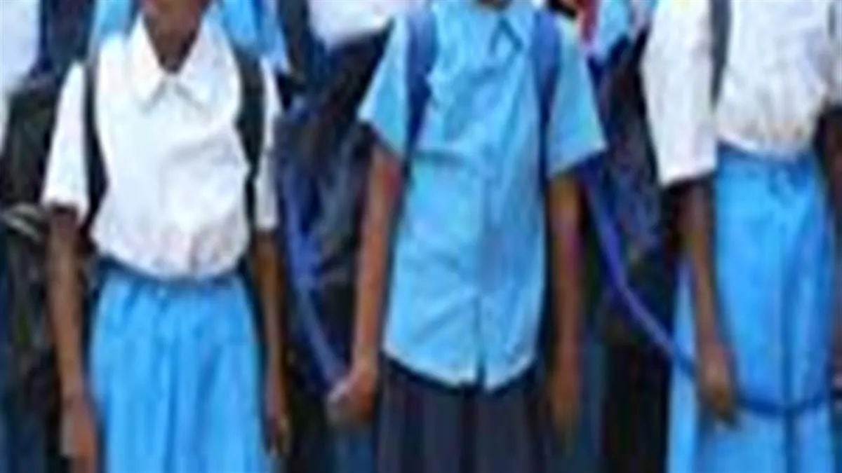 56 लाख बच्चे बिना गणवेश के स्कूल जाने को मजबूरः डीबीटी के 600 रुपये का इंतजार करते बीता आधा सत्र, मामले पर शुरू हुई सियासत