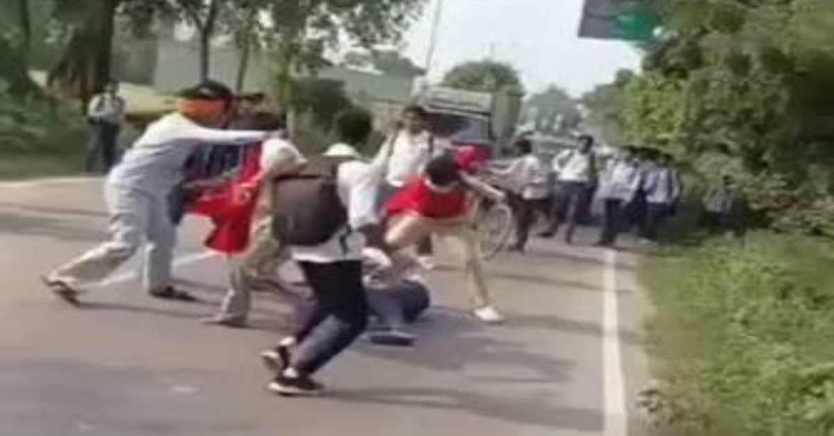 योगी’राज’ में दलित को न्याय नहीं मिलेगा! 10वीं के छात्र का जातिगत उत्पीड़न कर की पिटाई, केस करने के बजाय खाकी बना रही समझौता का दबाव, ये कैसा सुशासन?