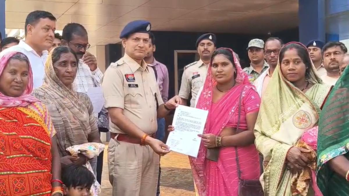अवैध शराब बिक्री से परेशान ग्रामीण पहुंचे एसपी कार्यालय, गांव में पूर्ण शराबबंदी करने की मांग