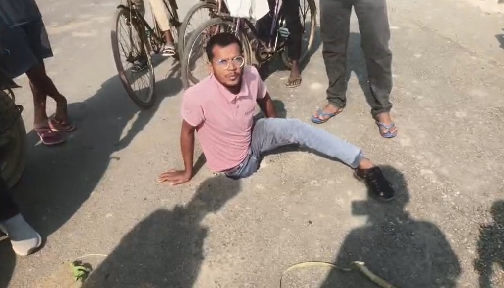 मरम्मत के नाम पर सिर्फ खानापूर्ति : महीनेभर में ओवरब्रिज पर फिर गड्ढा, ग्रामीण नाराज, हादसे के इंतजार में प्रशासन?